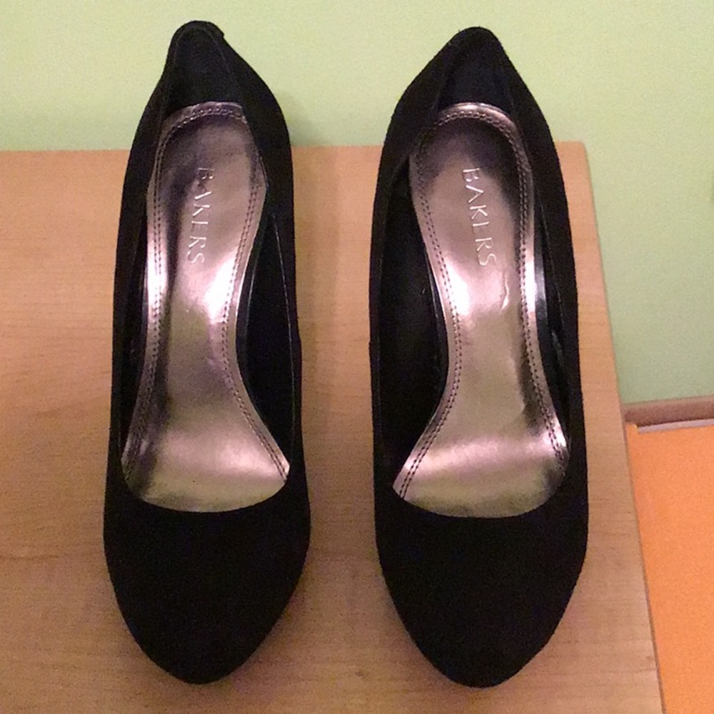 Black pumps